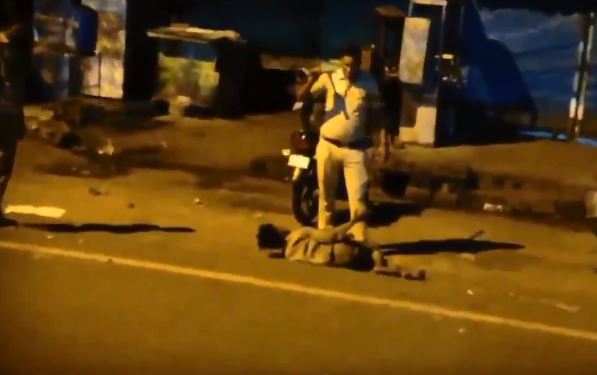 ರಸ್ತೆಯಲ್ಲಿ ಯುವಕನಿಗೆ ಥಳಿಸಿದ ಪೊಲೀಸ್ ಸಿಬ್ಬಂದಿ: ವಿಡಿಯೋ ವೈರಲ್