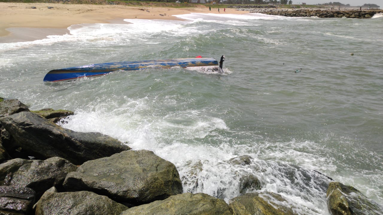 ಮರವಂತೆ ಸಮುದ್ರದಲ್ಲಿ ದೋಣಿ ಪಲ್ಟಿ: ಓರ್ವ ಮೀನುಗಾರನಿಗೆ ಗಾಯ ; ಮೂವರ ರಕ್ಷಣೆ