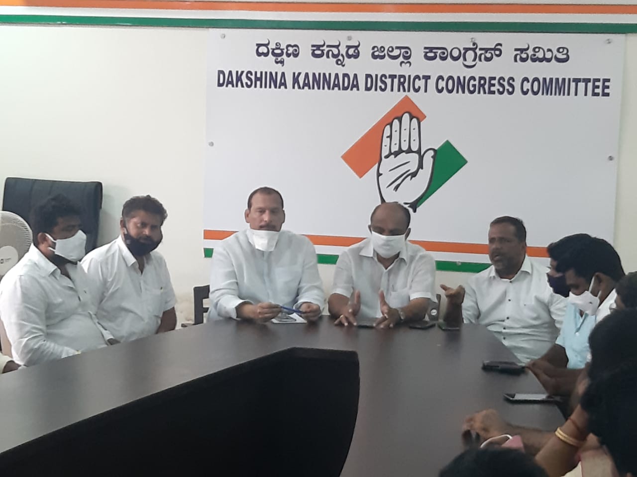 ದ.ಕ.ಜಿಲ್ಲಾ ಕೋವಿಡ್ ಕಾಂಗ್ರೆಸ್ ಹೆಲ್ಪ್‌ಲೈನ್ ಸಭೆ