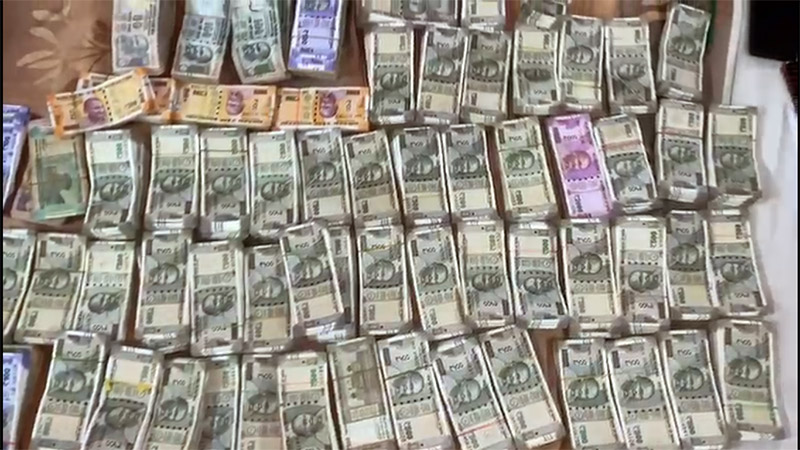 ಬೆಂಗಳೂರು : ಹಣ ಹಂಚಿಕೊಳ್ಳುತ್ತಿದ್ದ ವೇಳೆ ಎಸಿಬಿ ದಾಳಿ ಪ್ರಕರಣ; ಮೂವರ ಬಂಧನ, 82 ಲಕ್ಷ ರೂ. ನಗದು ವಶ