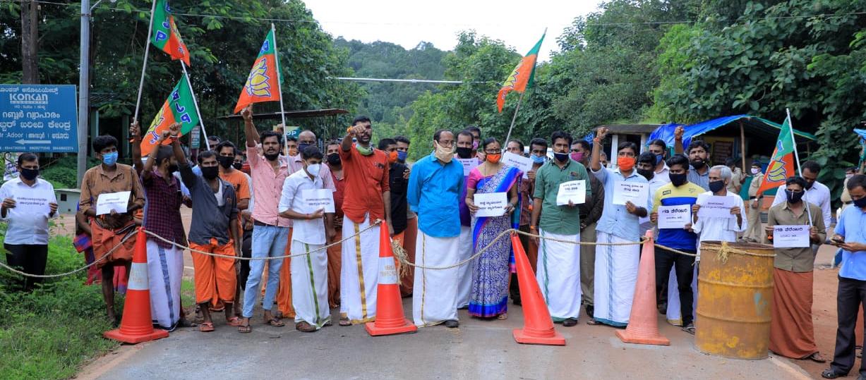 ಕಾಸರಗೋಡು - ಸುಳ್ಯ ನಡುವಿನ ರಸ್ತೆ ತೆರೆಯಲು ಒತ್ತಾಯಿಸಿ ಪ್ರತಿಭಟನೆ