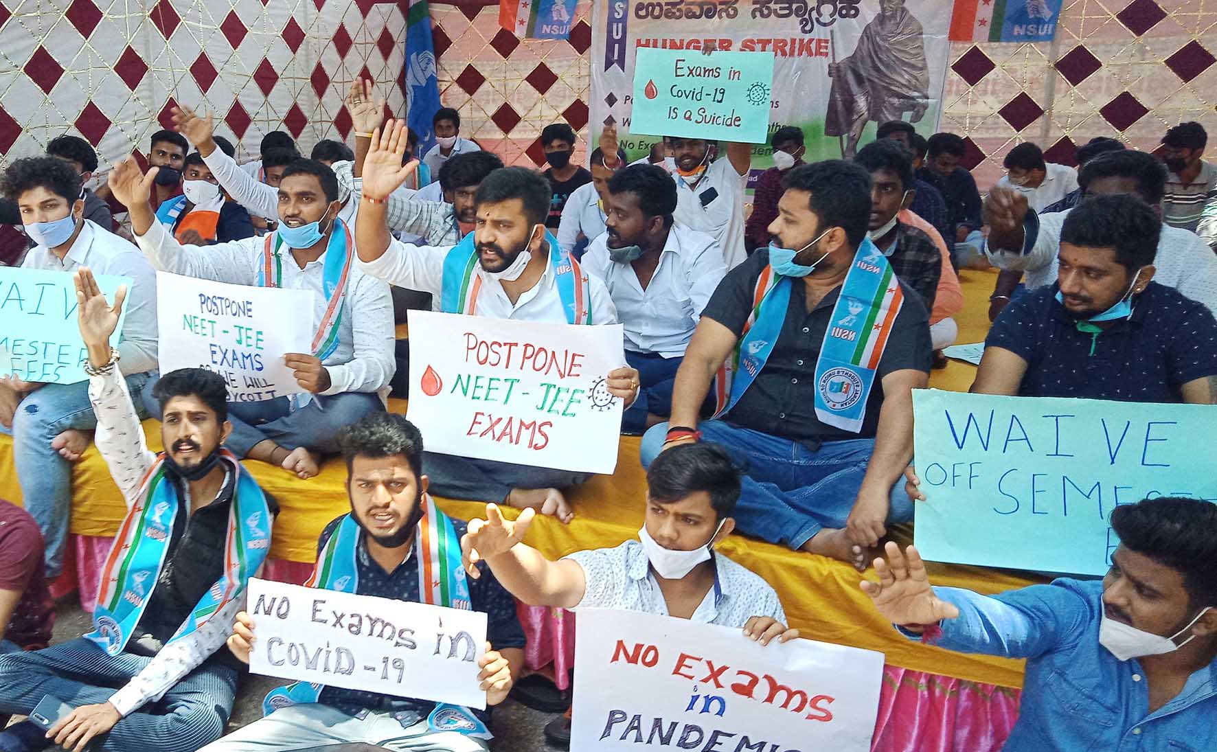 ಬೆಂಗಳೂರು: ನೀಟ್, ಜೆಇಇ ಪರೀಕ್ಷೆ ಮುಂದೂಡಲು ಒತ್ತಾಯಿಸಿ ಧರಣಿ