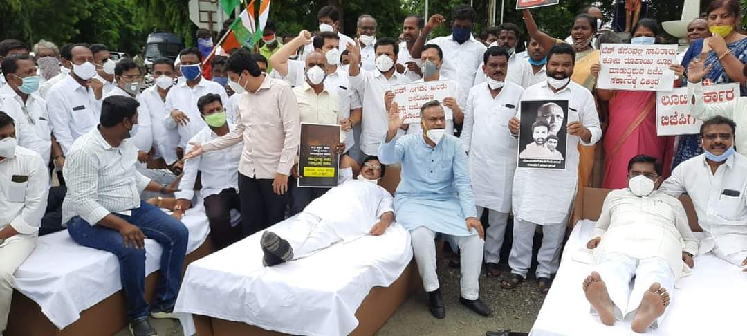 ಜಿಲ್ಲಾಡಳಿತದಿಂದ ಬೆಡ್ ತಿರಸ್ಕಾರ ಆರೋಪ: ರಸ್ತೆಯಲ್ಲಿ ಬೆಡ್ ಮೇಲೆ ಮಲಗಿ ಕಾಂಗ್ರೆಸ್ ಪ್ರತಿಭಟನೆ