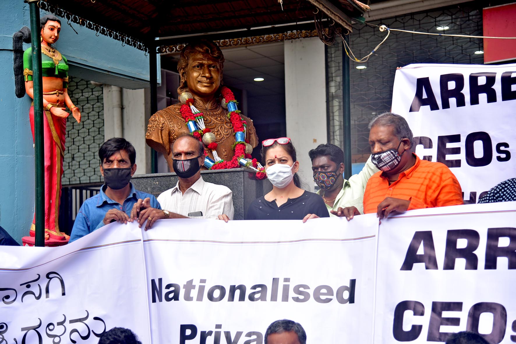 ಬೆಂಗಳೂರು: ಚಿಕಿತ್ಸೆ ನಿರಾಕರಿಸುವ ಖಾಸಗಿ ಆಸ್ಪತ್ರೆಗಳ ರಾಷ್ಟ್ರೀಕರಣಕ್ಕೆ ಆಗ್ರಹಿಸಿ ಪ್ರತಿಭಟನೆ