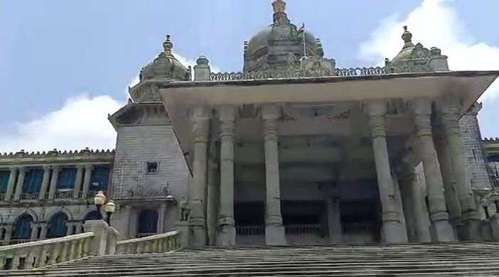 ಪಾಚಿ ಹಿಡಿದು ಪ್ರಾಚೀನ ಕಟ್ಟಡದಂತಾಗಿದೆ ಬೆಳಗಾವಿಯ ಸುವರ್ಣ ವಿಧಾನಸೌಧ