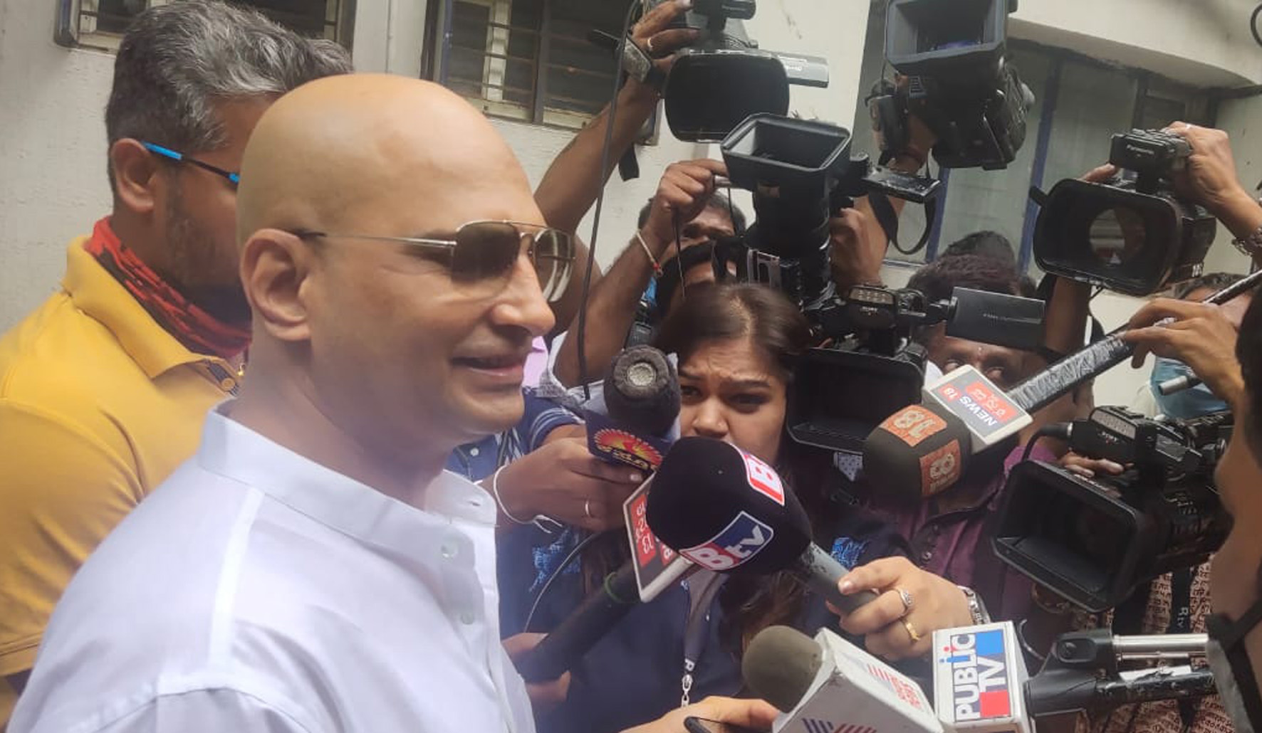 ಸ್ಯಾಂಡಲ್‍ವುಡ್ ಡ್ರಗ್ಸ್ ದಂಧೆ ಆರೋಪ: ವಿಚಾರಣೆಗೆ ಹಾಜರಾದ ಇಂದ್ರಜಿತ್ ಲಂಕೇಶ್