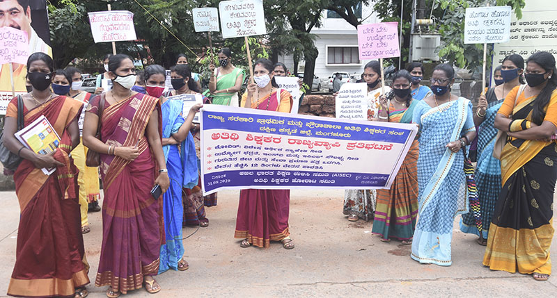 ಮಂಗಳೂರು: ಅತಿಥಿ ಉಪನ್ಯಾಸಕರ ಸಮಸ್ಯೆ ಪರಿಹಾರಕ್ಕೆ ಆಗ್ರಹಿಸಿ ಪ್ರತಿಭಟನೆ