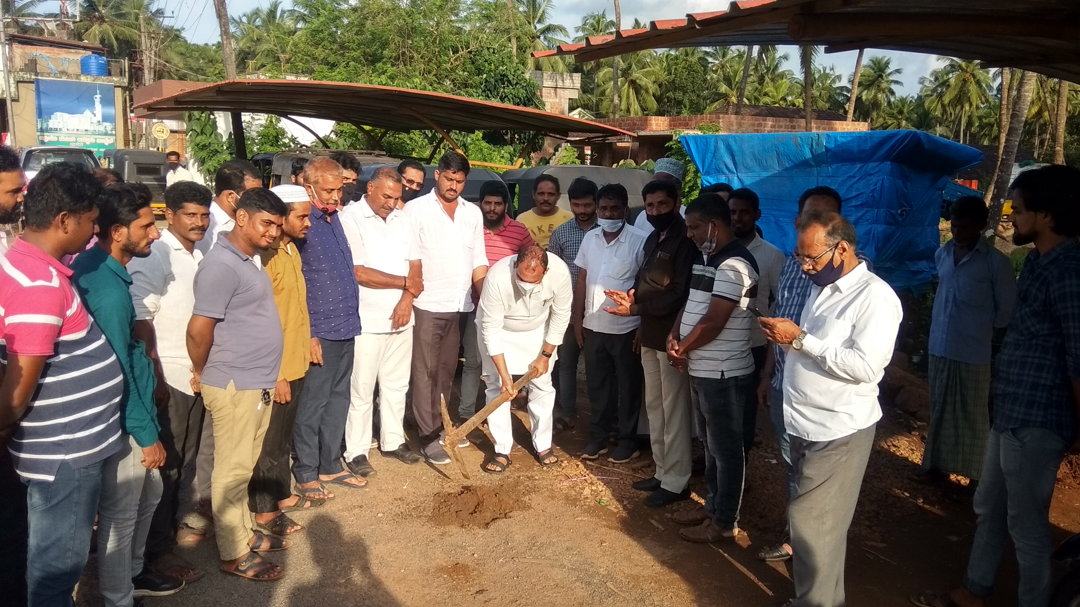 ಅಡ್ಡೂರು ರಿಕ್ಷಾ ನಿಲ್ದಾಣಕ್ಕೆ ಇಂಟರ್‌ಲಾಕ್ ಅಳವಡಿಕೆಗೆ ಶಿಲಾನ್ಯಾಸ