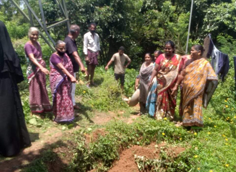 ಜೋಕಟ್ಟೆ : ಗೋಪುರದ ಗುಂಡಿ ಮುಚ್ಚಿದ ಮಹಿಳೆಯರು