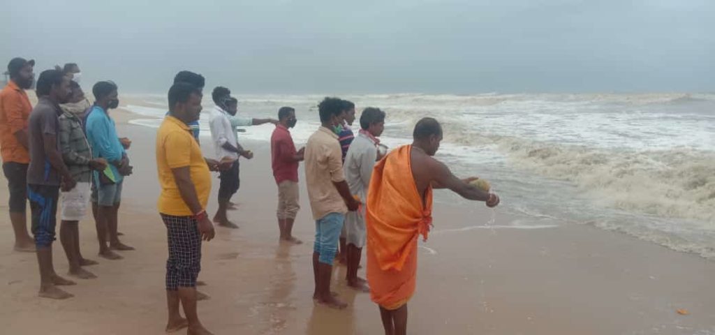 ಮಂಗಳೂರು: ತಣ್ಣೀರುಬಾವಿಯಲ್ಲಿ ಸಮುದ್ರ ಪೂಜೆ