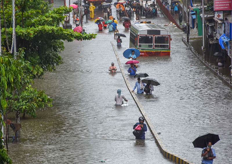 ಭಾರೀ ಮಳೆಗೆ ನಲುಗಿದ ಮುಂಬೈ ರಸ್ತೆ, ರೈಲು ಸಂಚಾರಕ್ಕೆ ತೊಡಕು; ಜನಜೀವನ ಅಸ್ತವ್ಯಸ್ತ