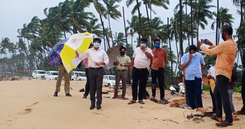 ಉದ್ಯಾವರ ಪಡುಕೆರೆಯಲ್ಲಿ ತೀವ್ರಗೊಂಡ ಕಡಲ್ಕೊರೆತ :  ಡಿಸಿಯಿಂದ ಪರಿಶೀಲನೆ