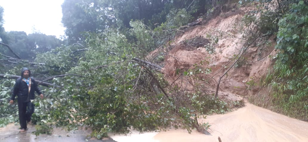 ಚಾರ್ಮಾಡಿ ಘಾಟ್ ನಲ್ಲಿ ಭೂ ಕುಸಿತ : ವಾಹನ ಸಂಚಾರಕ್ಕೆ ಸಂಪೂರ್ಣ ತಡೆ