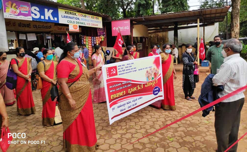 ಉಡುಪಿ: ಅಂಗನವಾಡಿ, ಅಕ್ಷರದಾಸೋಹ ನೌಕರರ ಬೇಡಿಕೆ ಈಡೇರಿಕೆಗೆ ಆಗ್ರಹಿಸಿ ಧರಣಿ