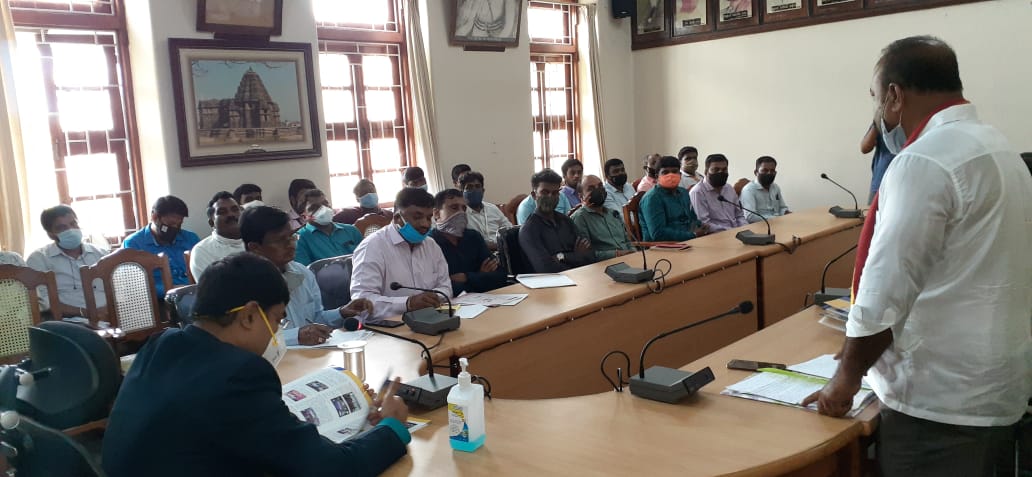 ಸಾಲ ವಸೂಲಾತಿಗೆ ಒತ್ತಡ ಏರದಂತೆ ಮಂಡ್ಯ ಡಿಸಿ ಡಾ.ವೆಂಕಟೇಶ್ ಸೂಚನೆ