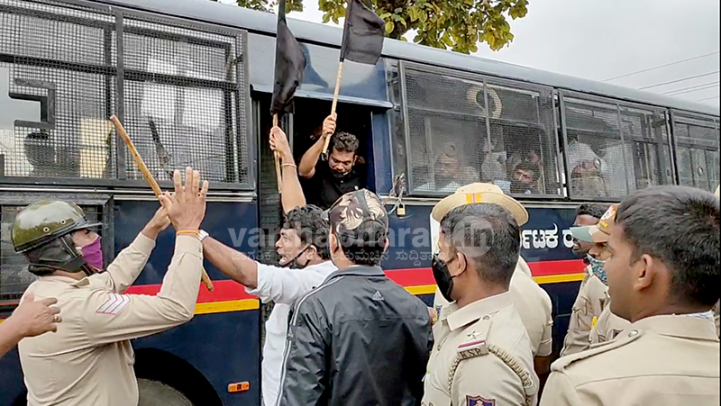 ಮನವಿ ಸ್ವೀಕರಿಸಲು ಕಾರು ನಿಲ್ಲಿಸದ ಸಂಸದೆ ಶೋಭಾ: ಕಪ್ಪು ಬಾವುಟ ಪ್ರದರ್ಶಿಸಿ ಜೆಡಿಎಸ್ ಧರಣಿ