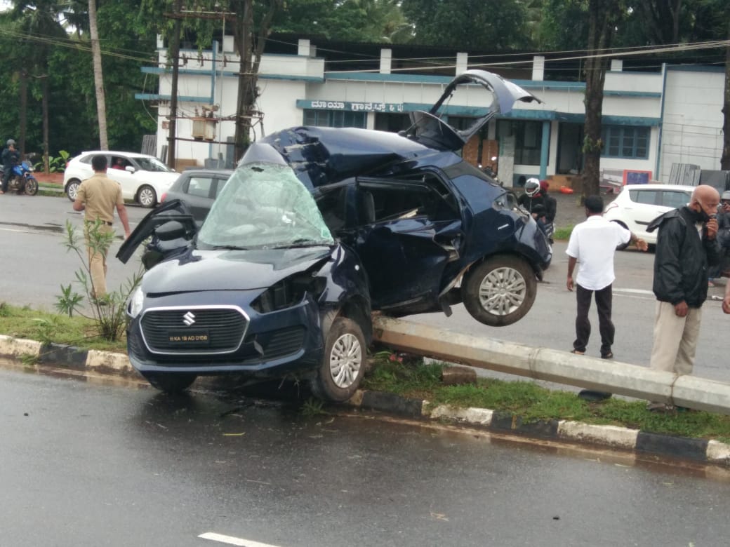 ಕಾಪು : ನಿಯಂತ್ರಣ ತಪ್ಪಿದ ಕಾರು ದೀಪದ ಕಂಬಕ್ಕೆ ಢಿಕ್ಕಿ