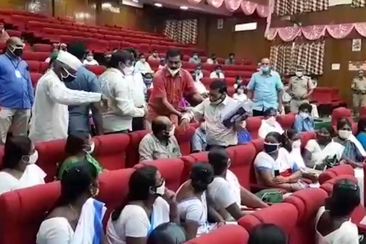 ಆಂಧ್ರ: ಆಸ್ಪತ್ರೆಯಲ್ಲಿ ಬೆಡ್ ಕೊರತೆಯಿದೆ ಎಂದ ವೈದ್ಯರ ಬಂಧನಕ್ಕೆ ಡಿಸಿ ಆದೇಶ