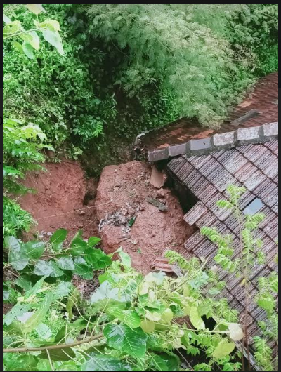 ದೇರಳಕಟ್ಟೆ: ಮನೆಗೆ ಉರುಳಿದ ಬಂಡೆ, ಅಪಾಯದಿಂದ ಮಗು ಪಾರು