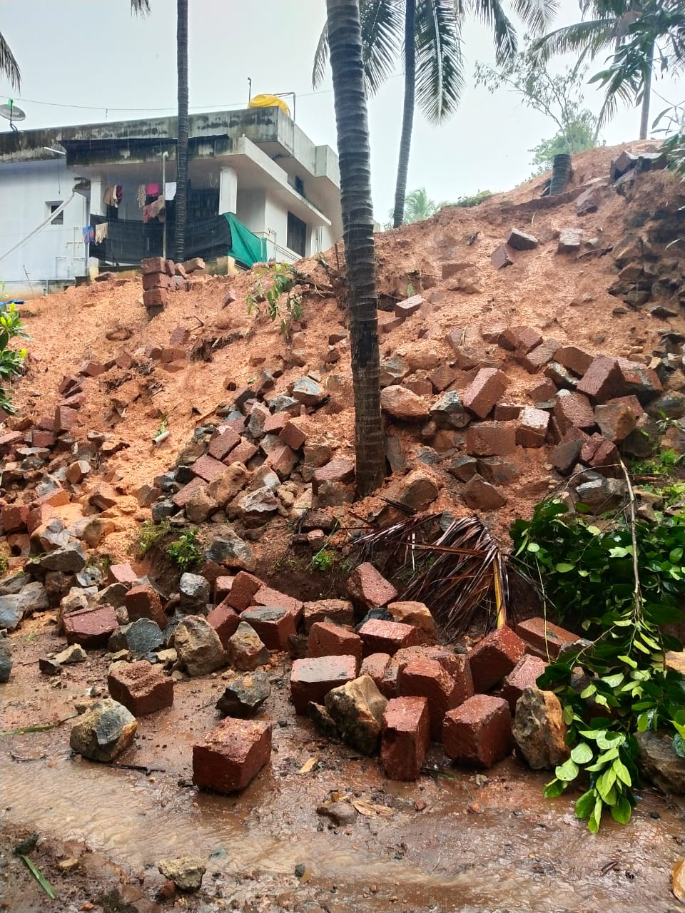 ಗುಂಡೀರ್ ಗುಡ್ಡೆಯಲ್ಲಿ ತಡೆಗೋಡೆ ಕುಸಿತ : ಅಪಾಯದಂಚಿನಲ್ಲಿ ಮನೆಗಳು