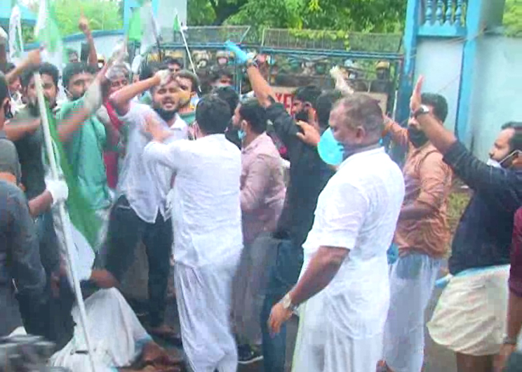 ಕಾಸರಗೋಡು: ಸಚಿವ ಕೆ.ಟಿ ಜಲೀಲ್ ರಾಜೀನಾಮೆಗೆ ಒತ್ತಾಯಿಸಿ ಎಂಎಸ್ಎಫ್ ಪ್ರತಿಭಟನೆ, ಪೊಲೀಸರಿಂದ ಜಲಫಿರಂಗಿ