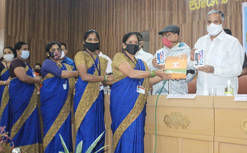 ಅಂಗನವಾಡಿ ಸೇವೆ ಡಿಜಿಟಲೀಕರಣ: ಕಾರ್ಯಕರ್ತೆಯರಿಗೆ ಸ್ಮಾರ್ಟ್ ಫೋನ್ ವಿತರಿಸಿದ ಸಚಿವ ವಿ.ಸೋಮಣ್ಣ