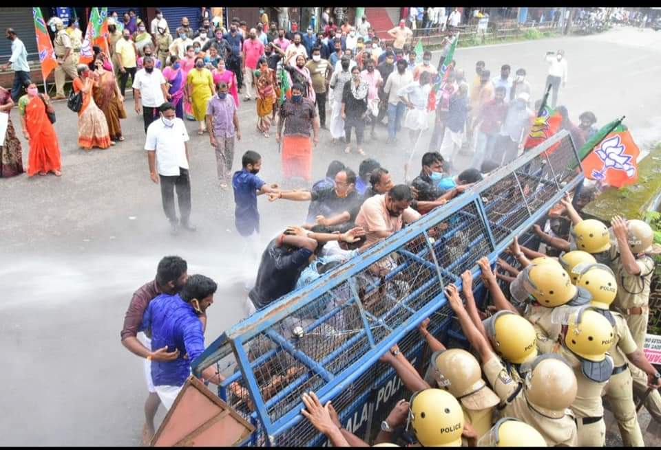 ಮಂಜೇಶ್ವರ ಶಾಸಕ ಖಮರುದ್ದೀನ್ ರಾಜೀನಾಮೆಗೆ ಆಗ್ರಹಿಸಿ ಬಿಜೆಪಿ ಪ್ರತಿಭಟನೆ; ಜಲಫಿರಂಗಿ ಪ್ರಯೋಗಿಸಿದ ಪೊಲೀಸರು