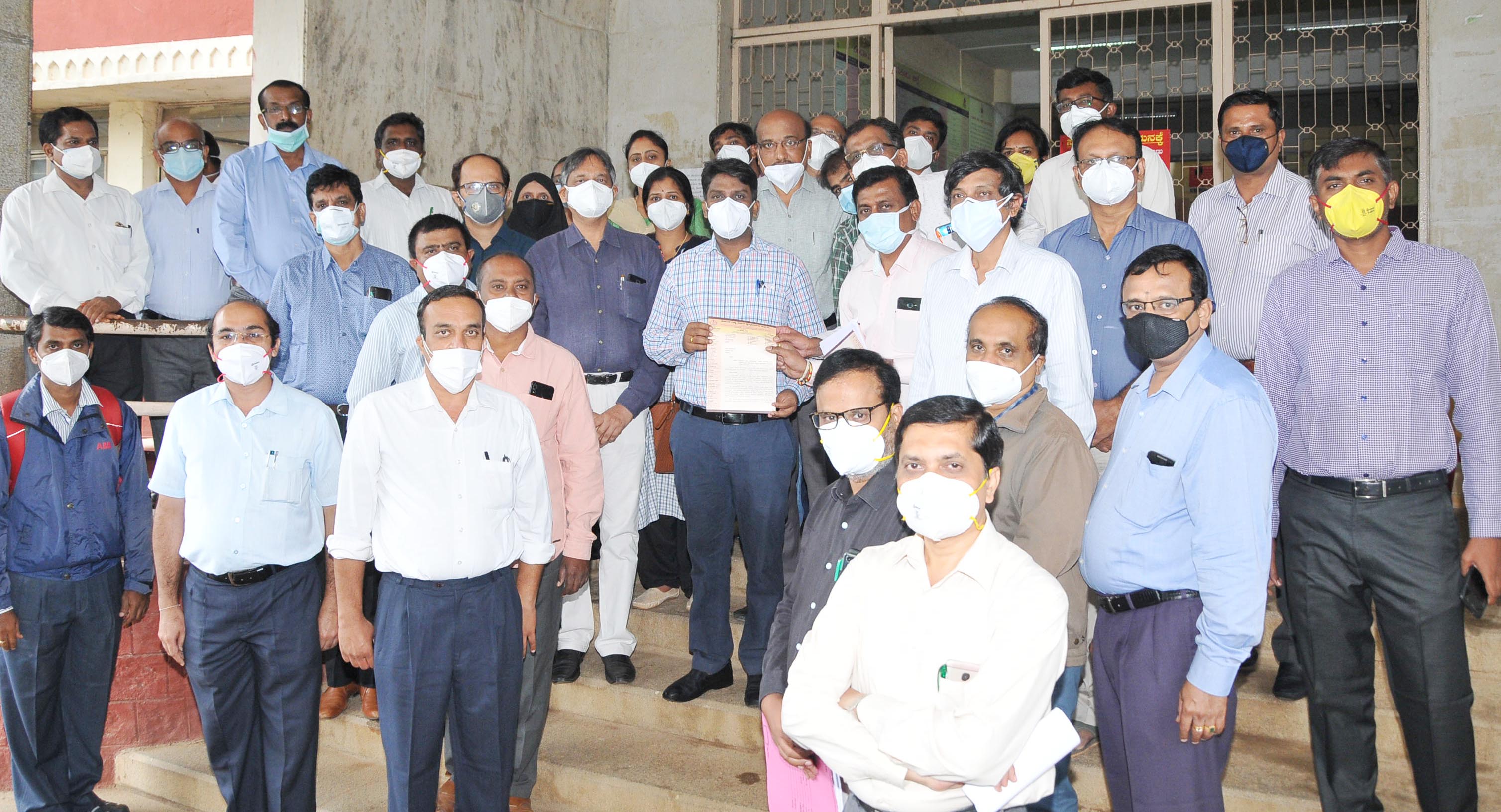 ತುಮಕೂರು: ವೇತನ ಪರಿಷ್ಕರಣೆಗೆ ಒತ್ತಾಯಿಸಿ ಸರಕಾರಿ ವೈದ್ಯರ ಪ್ರತಿಭಟನೆ, ಜಿಲ್ಲಾಧಿಕಾರಿಗೆ ಮನವಿ