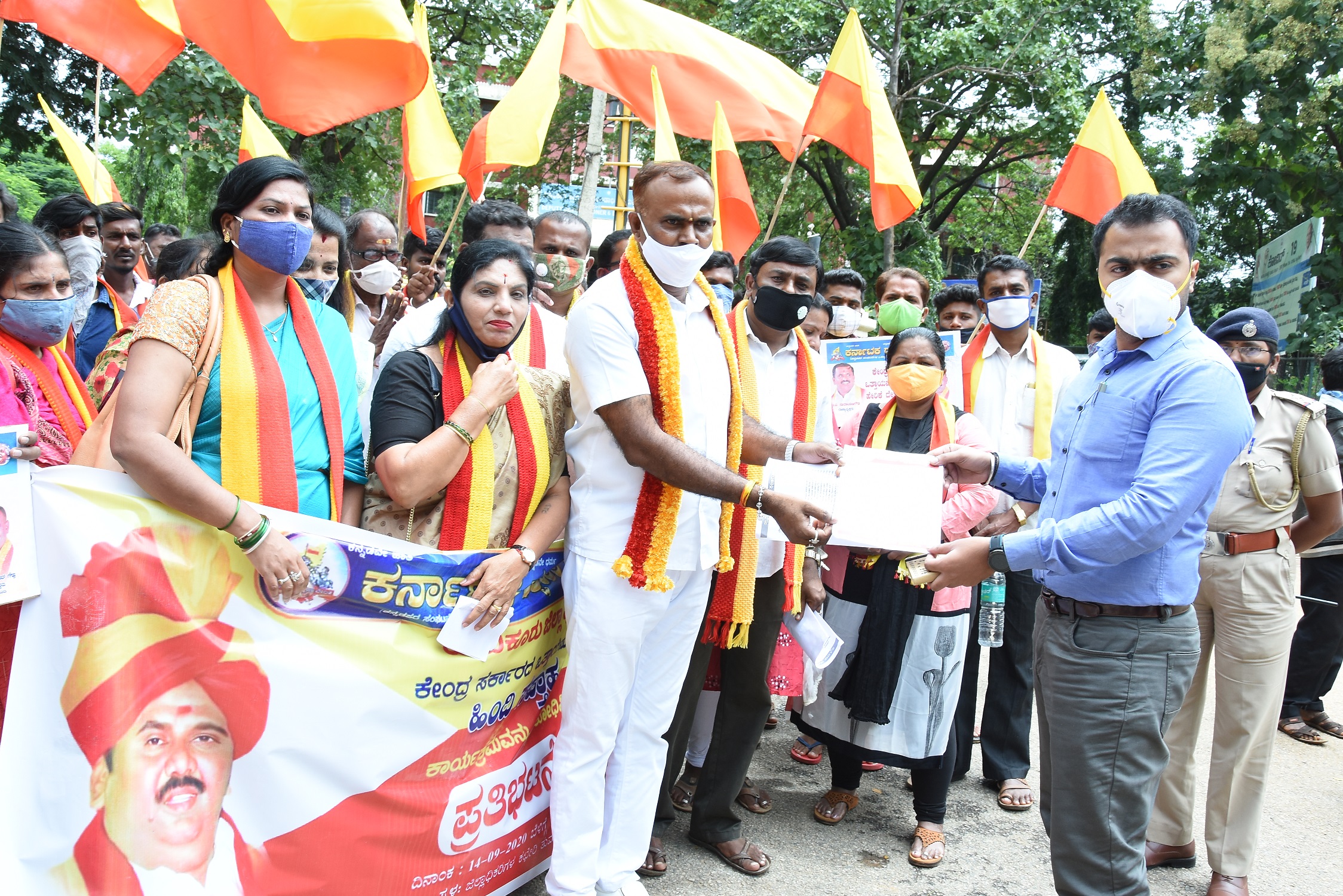 ಹಿಂದಿ ಹೇರಿಕೆಗೆ ಖಂಡನೆ: ಕೇಂದ್ರ ಸರಕಾರದ ವಿರುದ್ಧ ತುಮಕೂರಿನಲ್ಲಿ ಕರವೇ ಪ್ರತಿಭಟನೆ