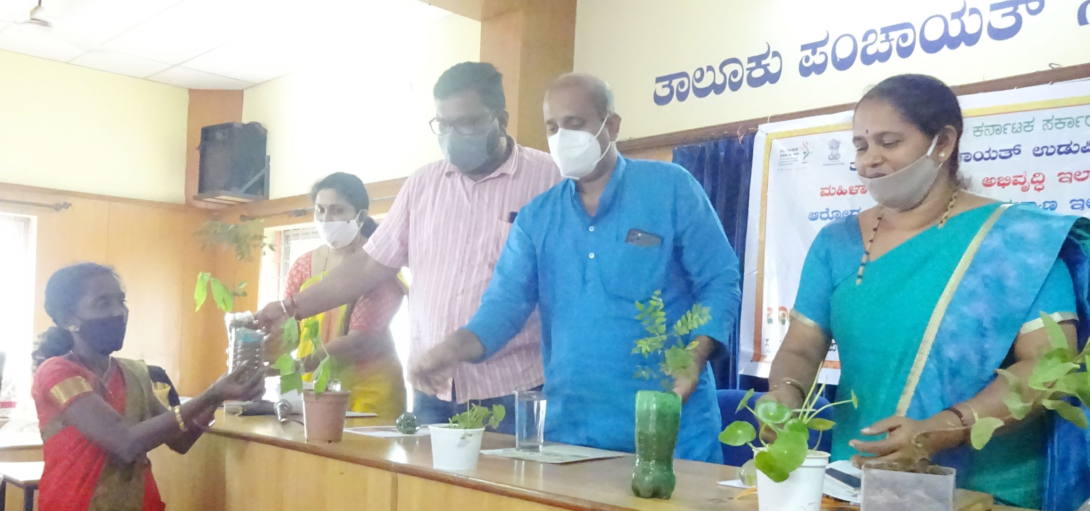 ಉಡುಪಿ: ಅಂಗನವಾಡಿ ಕಾರ್ಯಕರ್ತೆಯರಿಗೆ ಸಸಿ ವಿತರಣೆ
