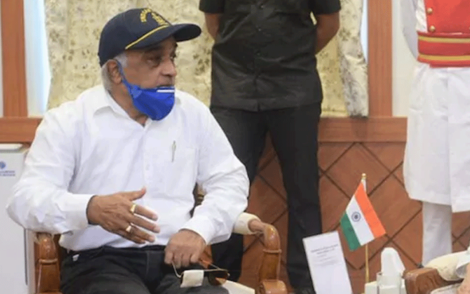 ಶಿವಸೇನೆ ಕಾರ್ಯಕರ್ತರಿಂದ ಹಲ್ಲೆಗೊಳಗಾದ ನಿವೃತ್ತ ನೌಕಾದಳ ಅಧಿಕಾರಿ ಬಿಜೆಪಿಗೆ ಸೇರ್ಪಡೆ