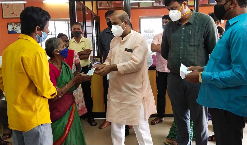 ಉಡುಪಿ: ಪ್ರಾಕೃತಿಕ ವಿಕೋಪದ 5.76 ಲಕ್ಷ ರೂ. ಪರಿಹಾರ ಧನ ಚೆಕ್ ವಿತರಣೆ