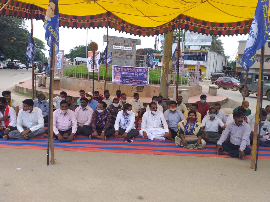 ಚಿಕ್ಕಮಗಳೂರು: ದಲಿತ ಮುಖಂಡನ ಹತ್ಯೆ ಖಂಡಿಸಿ ವಿವಿಧ ಪಕ್ಷ, ಸಂಘಟನೆಗಳಿಂದ ಧರಣಿ