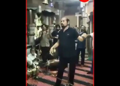 ಕೊರೋನದಿಂದ ಚೇತರಿಸಿದ ಬಿಜೆಪಿ ಶಾಸಕನಿಂದ ಮಾಸ್ಕ್ ಧರಿಸದೆ ದೇವಸ್ಥಾನದೊಳಗೆ ನೃತ್ಯ !