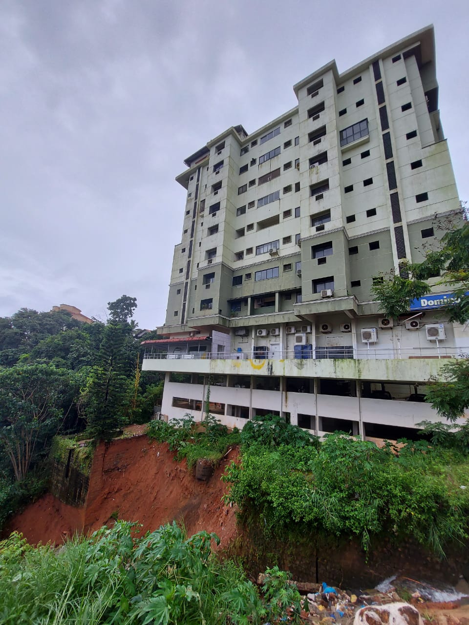 ಮಣಿಪಾಲ: ಕುಂಡೇಲುಕಾಡು ಗುಡ್ಡ ಜರಿತ ; ಅಪಾಯದಲ್ಲಿ ಬಹುಮಹಡಿ ಕಟ್ಟಡ