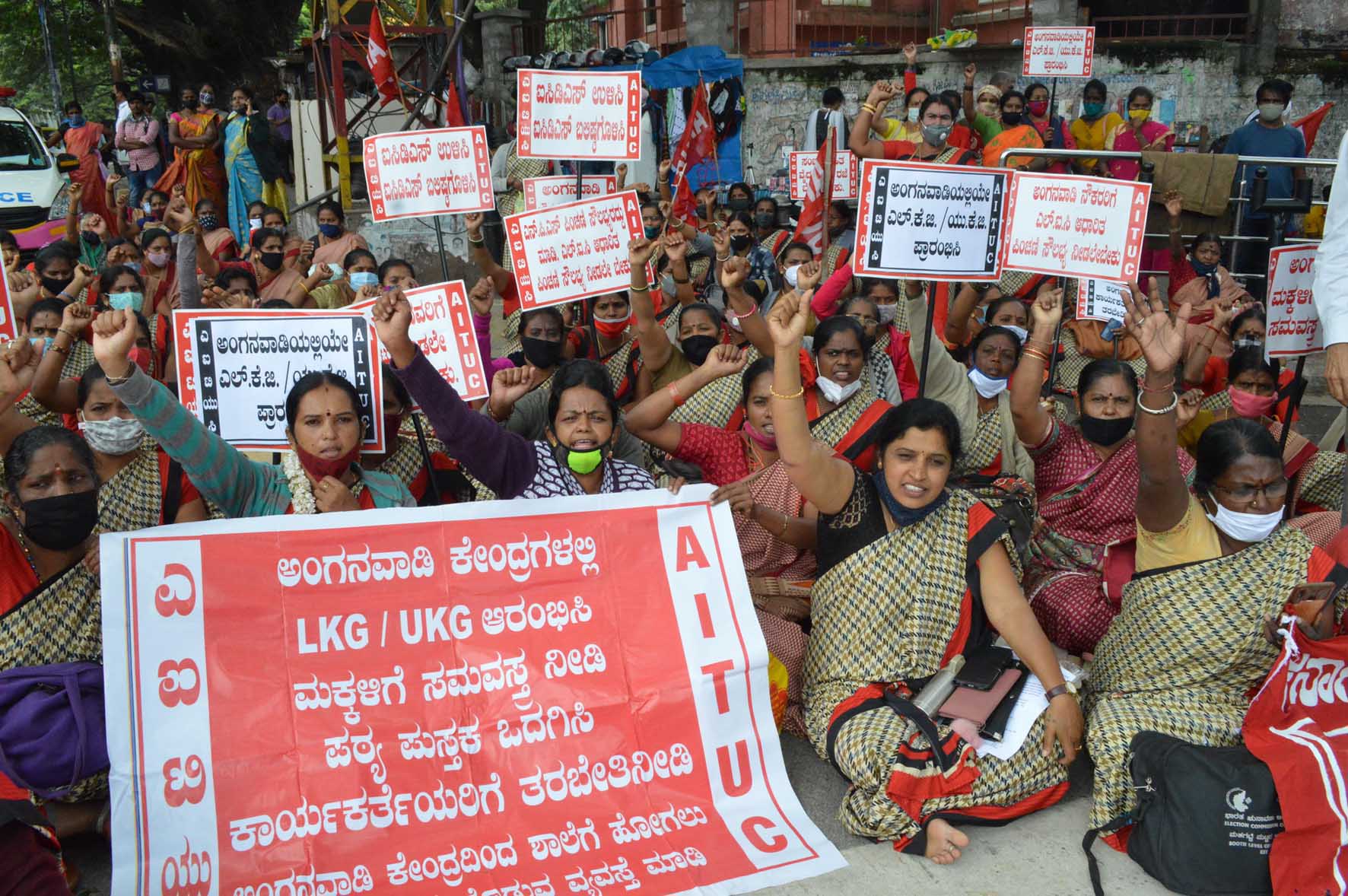 ಬೆಂಗಳೂರು: ಅಂಗನವಾಡಿ ಕಾರ್ಯಕರ್ತೆಯರ ಬೃಹತ್ ಪ್ರತಿಭಟನೆ