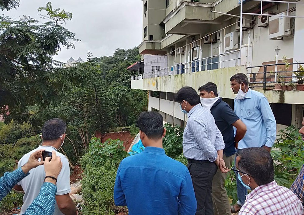 ಬಹುಮಹಡಿ ಕಟ್ಟಡದ ತಡೆಗೋಡೆ ಕುಸಿತ: ಉಡುಪಿ ಡಿಸಿಯಿಂದ ಪರಿಶೀಲನೆ