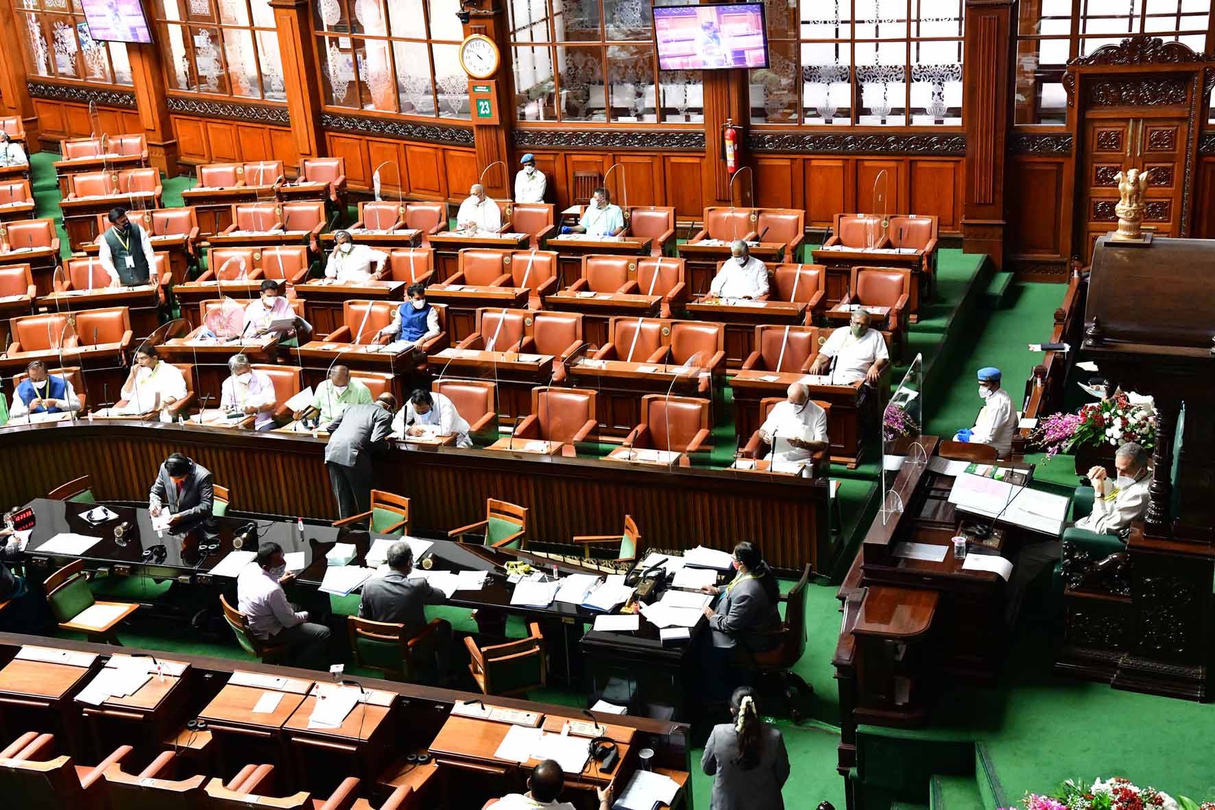 ವೈದ್ಯಕೀಯ ಉಪಕರಣ ಖರೀದಿ ಅವ್ಯವಹಾರ ಆರೋಪ: ನ್ಯಾಯಾಂಗ ತನಿಖೆಗೆ ಆಗ್ರಹಿಸಿ ಕಾಂಗ್ರೆಸ್-ಜೆಡಿಎಸ್ ಸಭಾತ್ಯಾಗ