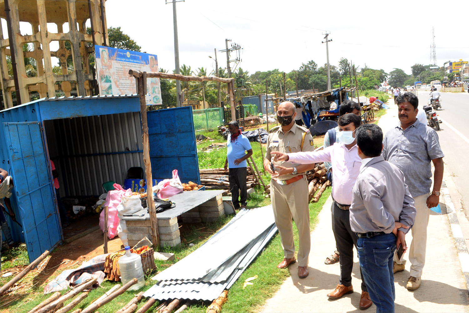 ನಂಜನಗೂಡು: ರಸ್ತೆ ಬದಿಯ ಒತ್ತುವರಿ ಅಂಗಡಿಗಳು ತಹಶೀಲ್ದಾರ್ ನೇತೃತ್ವದಲ್ಲಿ ತೆರವು
