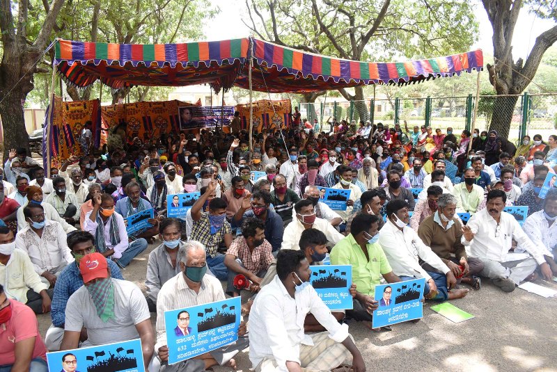 ಮಂಡ್ಯ: ಮೂಲ ಸೌಕರ್ಯಕ್ಕೆ ಒತ್ತಾಯಿಸಿ ಶ್ರಮಿಕರ ಅಹೋರಾತ್ರಿ ಧರಣಿ