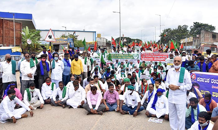 ಶಿವಮೊಗ್ಗ: ಕೃಷಿ ಮಸೂದೆಗಳನ್ನು ವಿರೋಧಿಸಿ ರಸ್ತೆ ತಡೆ ಚಳವಳಿ