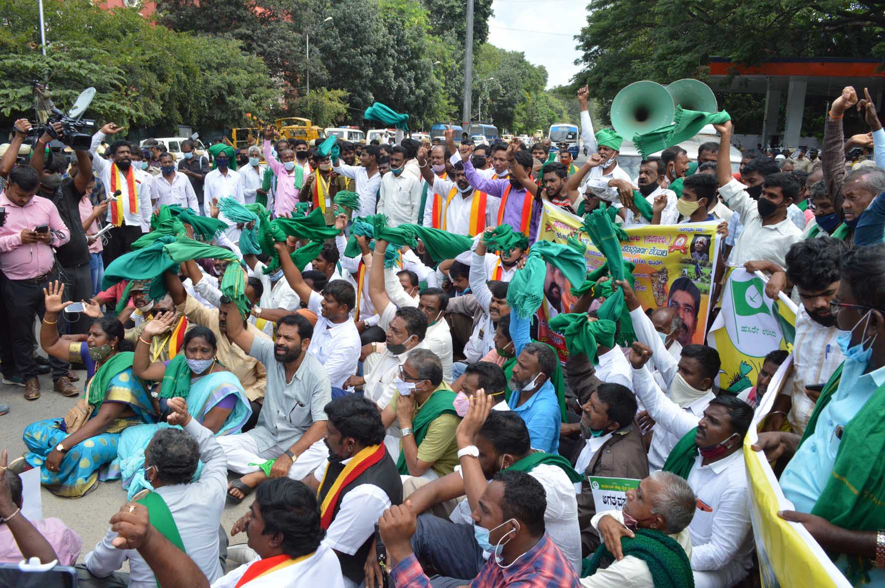 ರಾಜ್ಯದೆಲ್ಲೆಡೆ ಹೆದ್ದಾರಿ ತಡೆ, ಜೈಲ್ ಭರೋ ಚಳುವಳಿ: ರೈತರು, ಹೋರಾಟಗಾರರ ಬಂಧನ