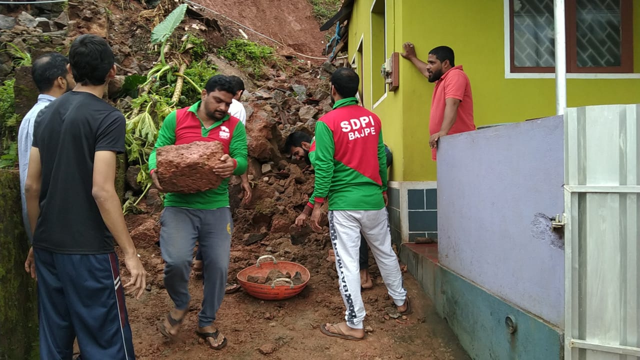ಬಜ್ಪೆ ತಡೆಗೋಡೆ ಕುಸಿತ : ಎಸ್ ಡಿ ಪಿ ಐ ಯಿಂದ ತೆರವು ಕಾರ್ಯಾಚರಣೆ