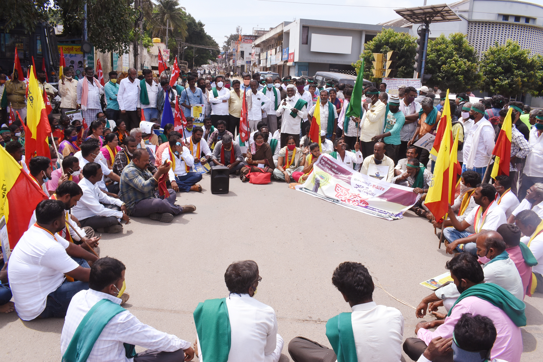 ಕರ್ನಾಟಕ ಬಂದ್ ಗೆ ಮಂಡ್ಯದಲ್ಲಿ ವ್ಯಾಪಕ ಬೆಂಬಲ; ಹೋರಾಟಗಾರರ ಧರಣಿ, ಉರುಳು ಸೇವೆ