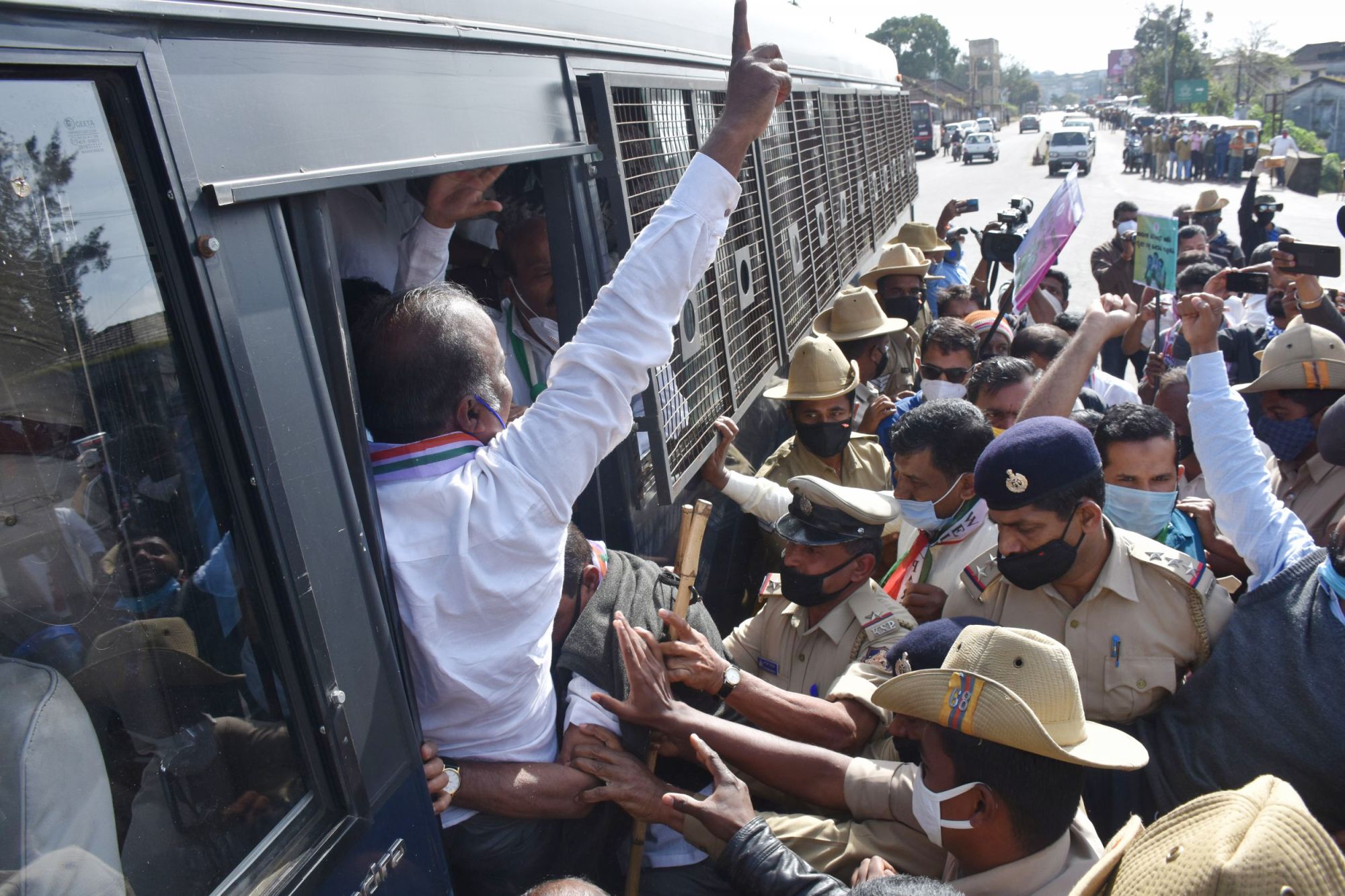 ಕೊಡಗಿನಲ್ಲಿ ಬಂದ್ ಗೆ ಮಿಶ್ರ ಪ್ರತಿಕ್ರಿಯೆ: ಪ್ರತಿಭಟನಾಕಾರರ ಬಂಧನ; ಪರ, ವಿರೋಧ ಪ್ರತಿಭಟನೆ
