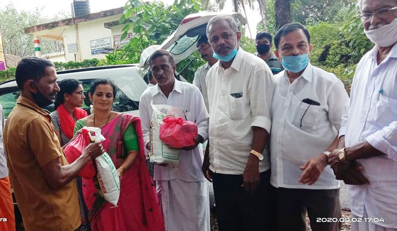 ರಿಕ್ಷಾ ಚಾಲಕರಿಗೆ 15 ಲಕ್ಷ ರೂ. ಮೌಲ್ಯದ ಆಹಾರ ಸಾಮಗ್ರಿ ವಿತರಣೆ