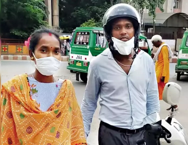 ಸ್ಕೂಟರ್‌ನಲ್ಲಿ 1,300 ಕಿ. ಮೀ. ಕ್ರಮಿಸಿ ಗರ್ಭಿಣಿ ಪತ್ನಿಯನ್ನು ಪರೀಕ್ಷೆ ಕೇಂದ್ರಕ್ಕೆ ಕರೆ ತಂದ ಪತಿ !