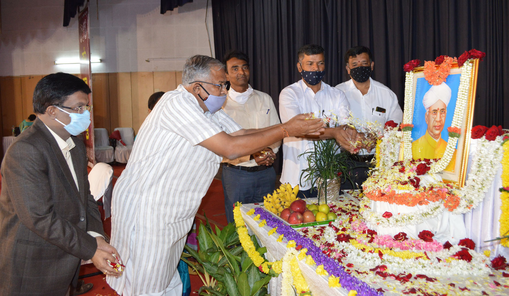 ಸಮಾಜಕ್ಕೆ ಶಿಕ್ಷಕರೆ ಮೇಲ್ಪಂಕ್ತಿಯಾಗಬೇಕು: ಎಸ್.ಸುರೇಶ್ ಕುಮಾರ್