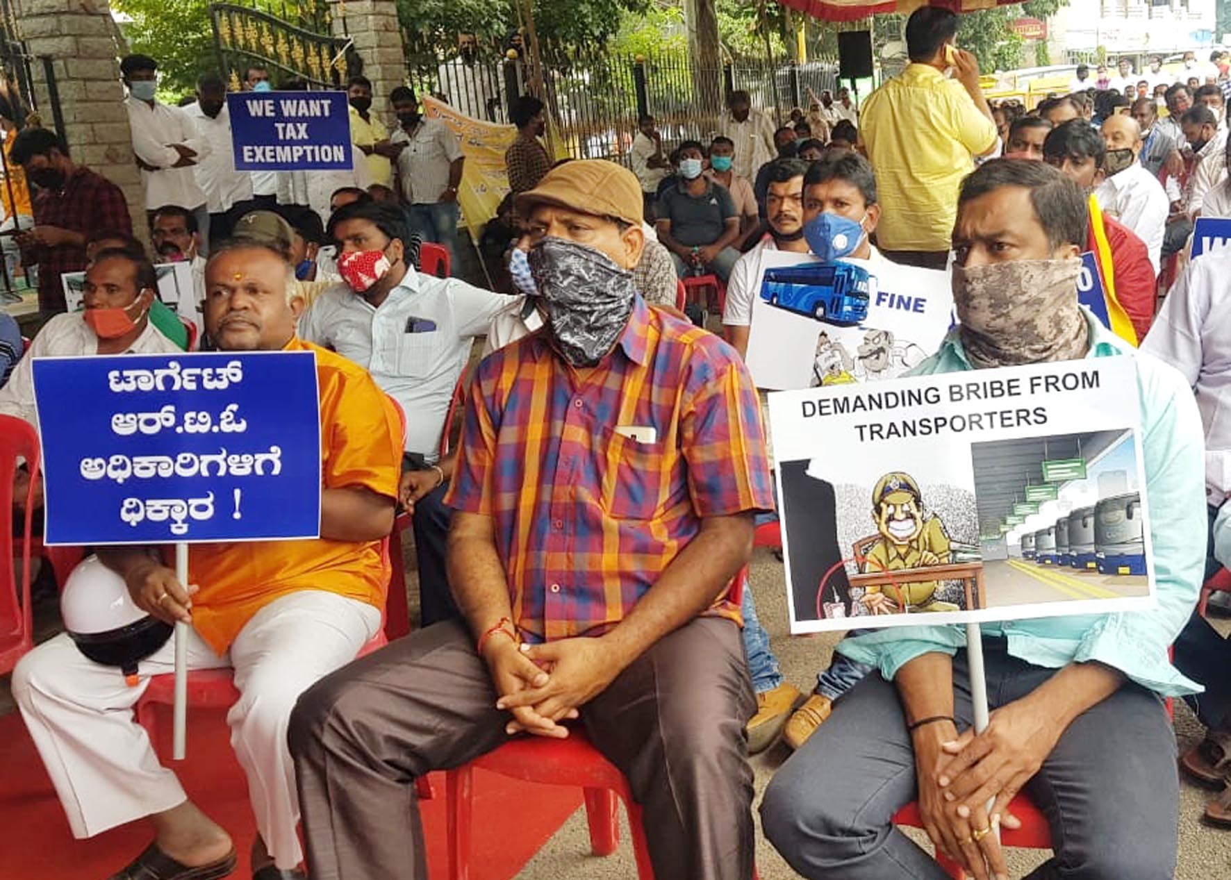 ಸರಕಾರದಿಂದ ಖಾಸಗಿ ವಾಹನ ಚಾಲಕರ ನಿರ್ಲಕ್ಷ್ಯ ಖಂಡಿಸಿ ವಾಹನ ಚಾಲಕರ ಒಕ್ಕೂಟದಿಂದ ಪ್ರತಿಭಟನಾ ಧರಣಿ