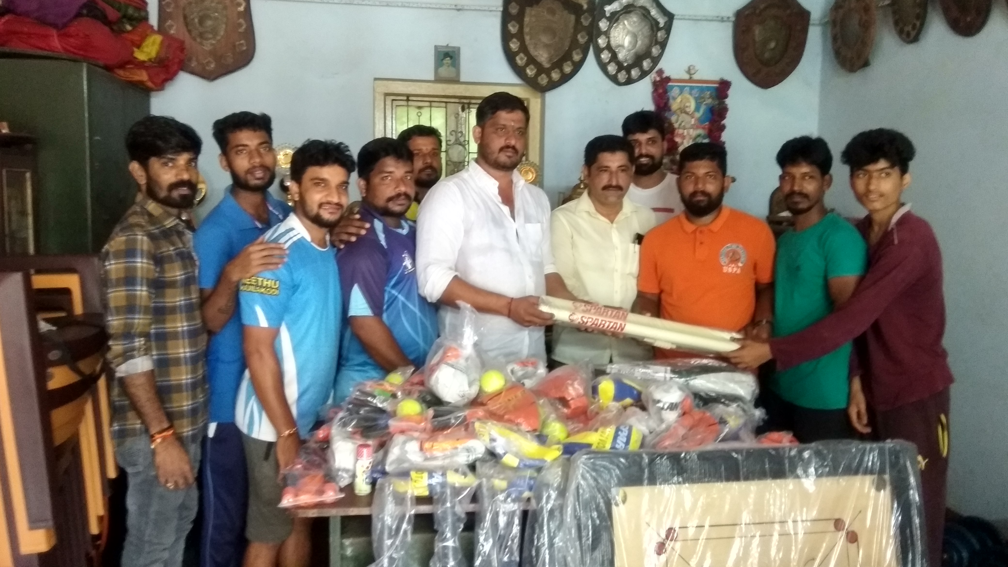 ಗುರುಪುರ ಯುವಕ ಸಂಘಕ್ಕೆ ಕ್ರೀಡಾ ಪರಿಕರ ಕಿಟ್ ವಿತರಣೆ